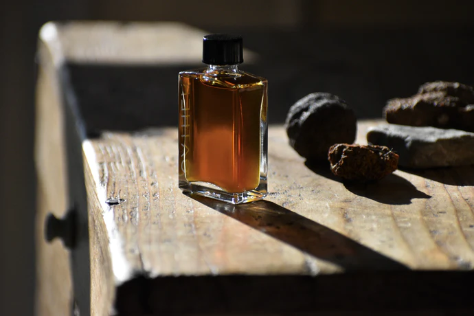 Oud Perfume and the Minimalist Lifestyle: Quality over Quantity